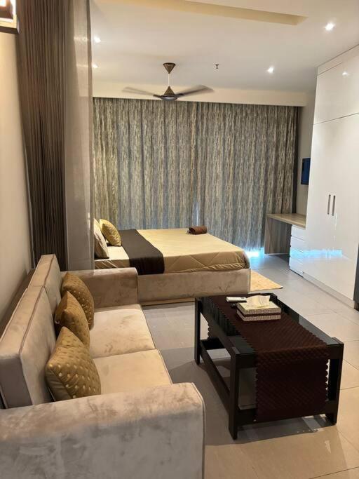 Countryside Luxury Suites - Supernova Noida New Delhi Extérieur photo