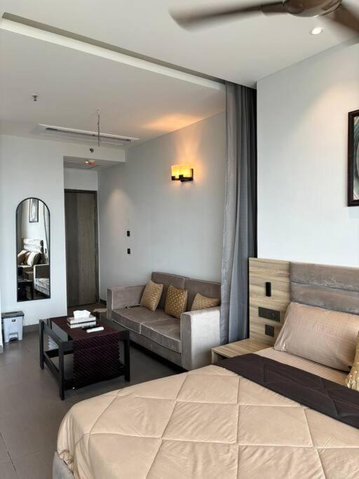 Countryside Luxury Suites - Supernova Noida New Delhi Extérieur photo