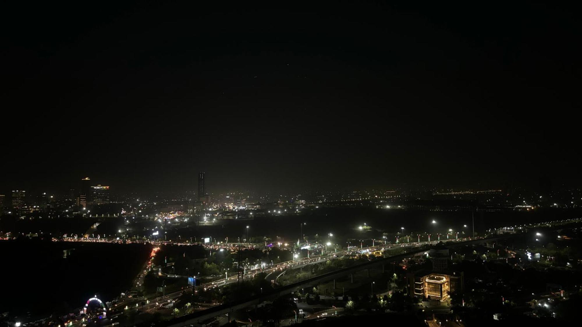 Countryside Luxury Suites - Supernova Noida New Delhi Extérieur photo